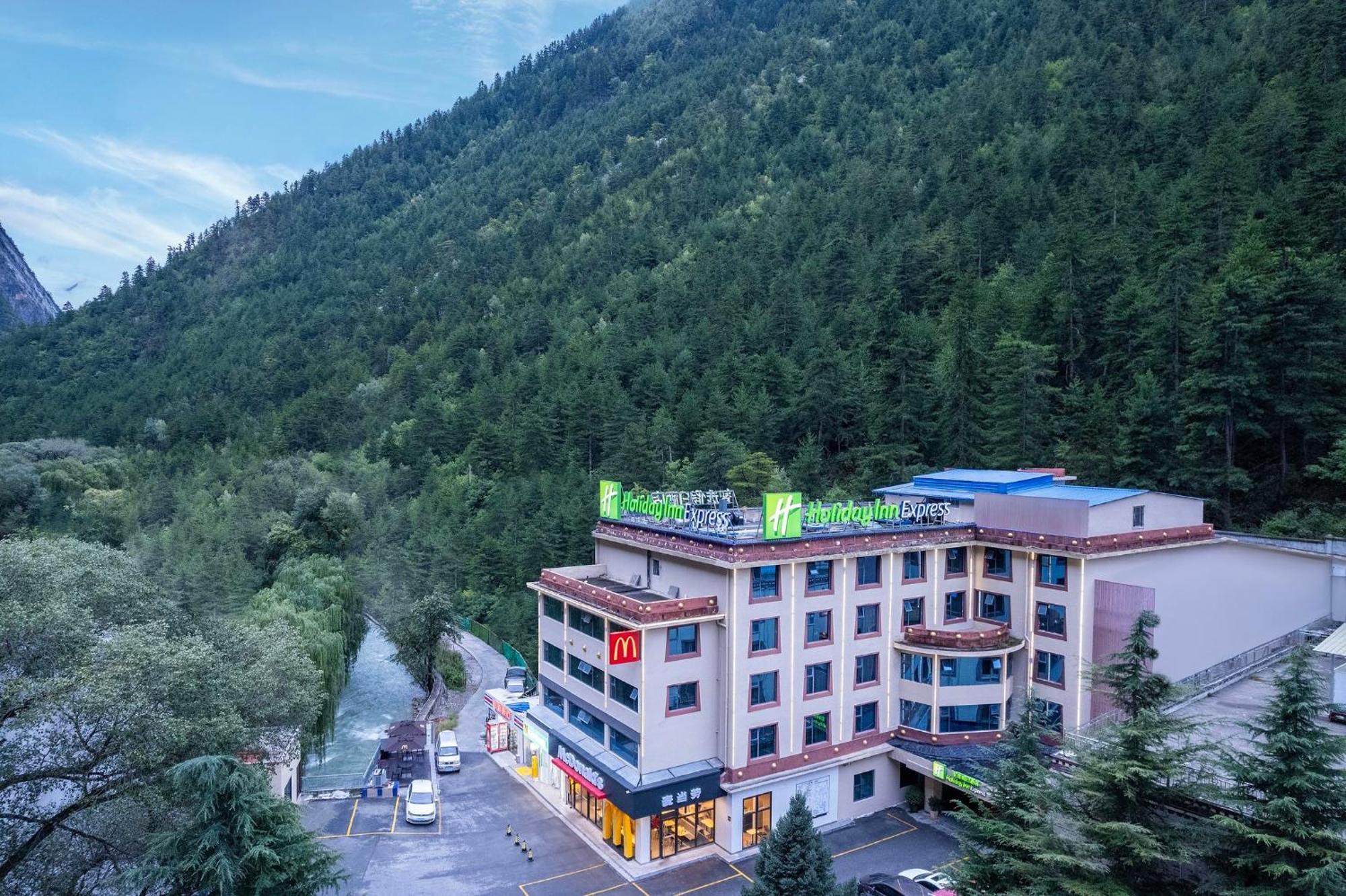 Holiday Inn Express Jiuzhaigou,Only 600 Meters To Jiuzhaigou Park By Ihg Eksteriør bilde